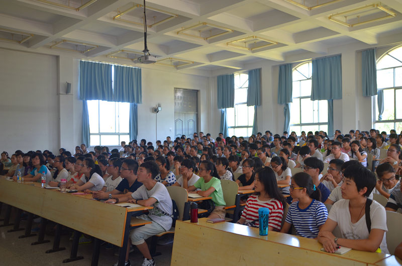 rb88体育唯一官网2015级新生入学教育讲座成功举行