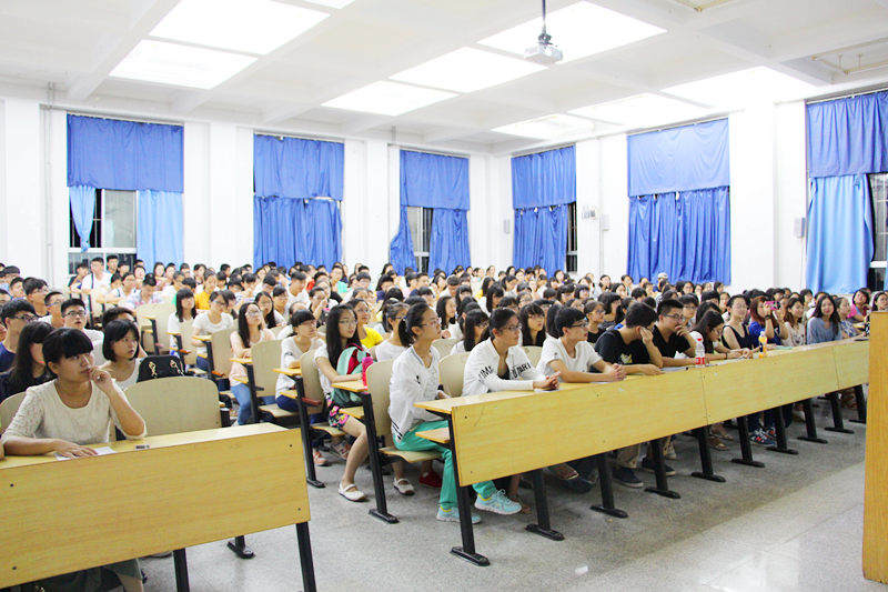 rb88体育唯一官网2015级新生入学教育之学生组织宣讲会顺利举行