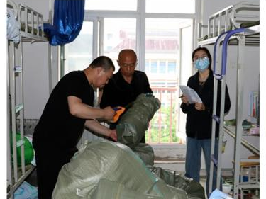 温情毕业“寄” 真情满校园 开云kaiyun官网为2022届毕业生打包邮寄行李