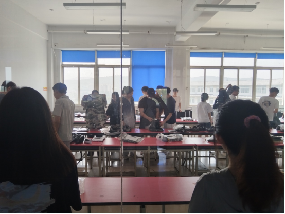 开云组织学生对新生军训服进行公开招标