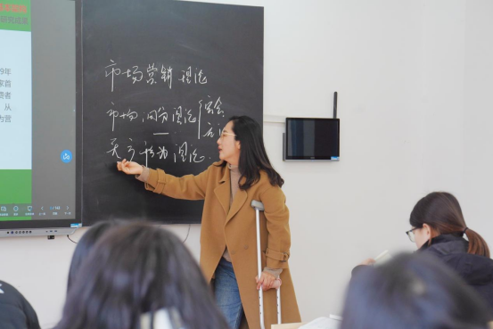 师之典范|肖洒：以杖为阶丈量育人之路 用创新之翼托举青春梦想