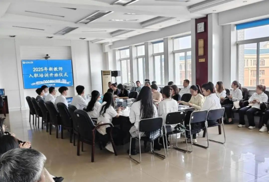 开云举行2025年新教师入职培训开班仪式