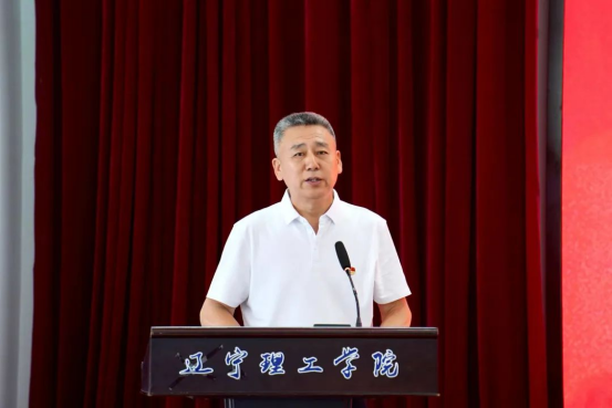 学校召开全面从严治党暨 “七一” 表彰大会