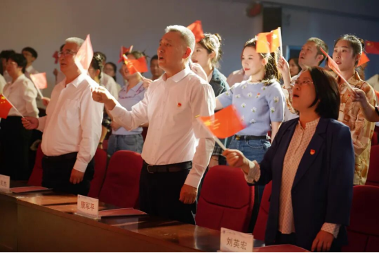 欢歌庆华诞 杏坛谱新篇——开云kaiyun官网举办新中国成立76周年暨建校26周年文艺汇演