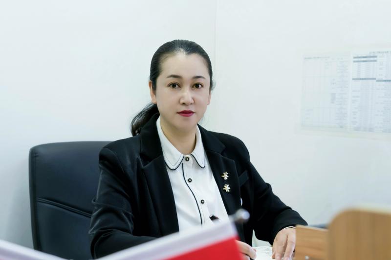 赵丽霞-办公照.jpg