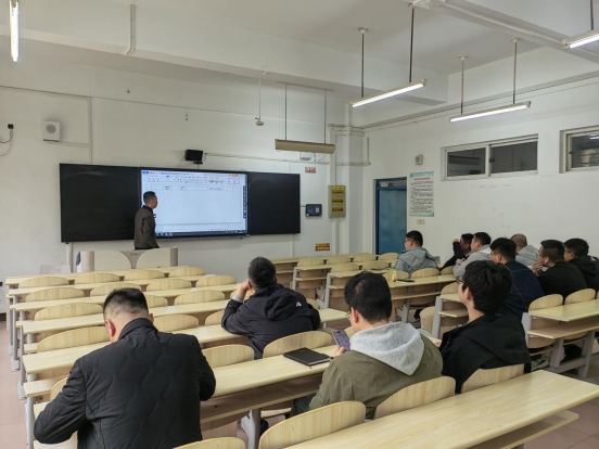 学校组织实验室安全培训会